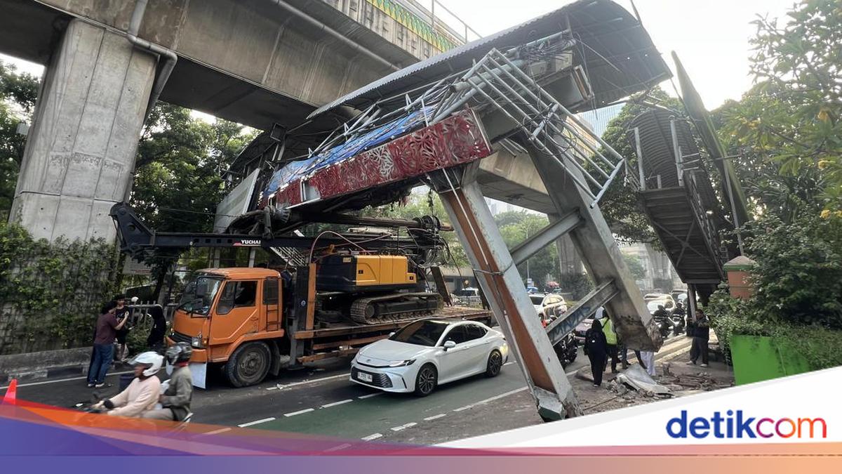 Foto: JPO di Tendean, Jakarta Selatan, nyaris roboh setelah dihantam truk pengangkut alat berat. (Adhfar/detikcom)