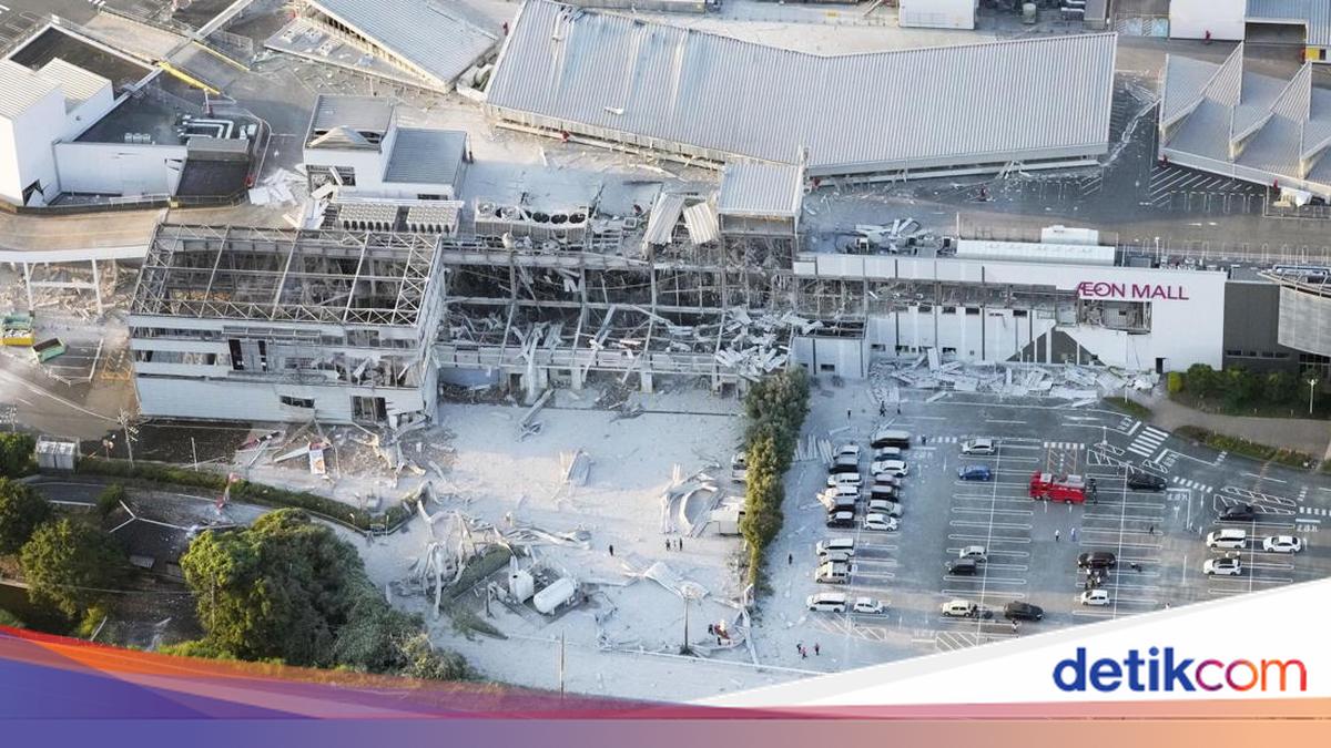 ---
Pusat Perbelanjaan di Jepang Runtuh Setelah Gempa Magnitudo 7,1

---