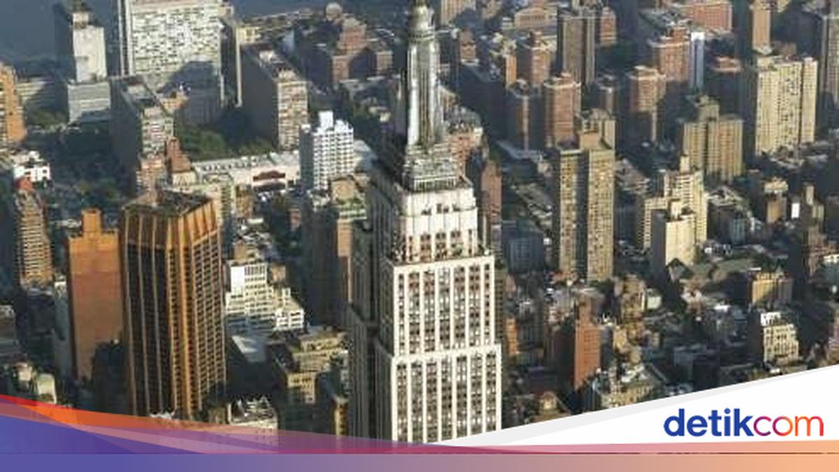 ---
Pasangan Melamar di Puncak Gedung Empire State, Berujung Penangkapan

---