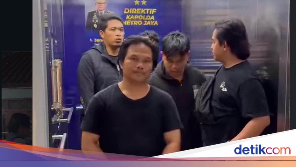 Kru Ambulans Melaporkan Pengendara Motor yang Menghalangi di Depok