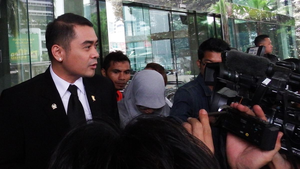 Arya Wedakarna Hadiri Kontes Transgender di Thailand dengan Pengawal TNI