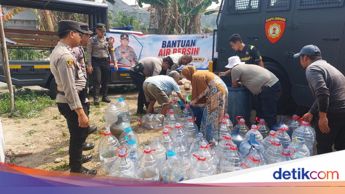 ---
Polisi Salurkan Air Bersih untuk Warga Terdampak Kekeringan di Tigaraksa

---