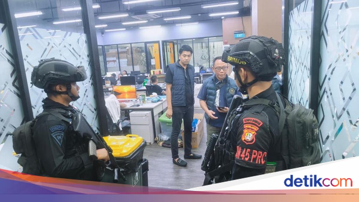 Penggerebekan Besar-besaran di Markas Judi Online Hayam Wuruk, 321 Tersangka Ditangkap
