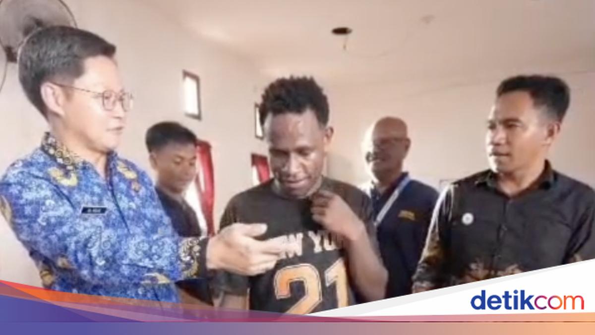 Deki Degei, Siswa Disabilitas di Nabire, Memimpin Upacara dengan Kaki Palsu