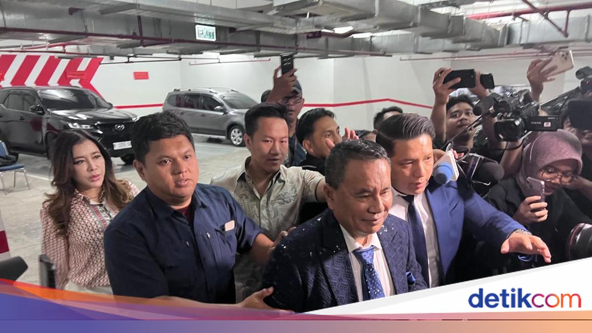 ---
Febrie Adriansyah Diperiksa Sebagai Tersangka dengan Pendampingan Hotman Paris

---