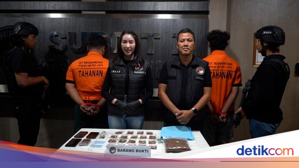 ---
Dua Mahasiswa Ditangkap karena Edarkan Tembakau Sintetis Melalui Media Sosial

---