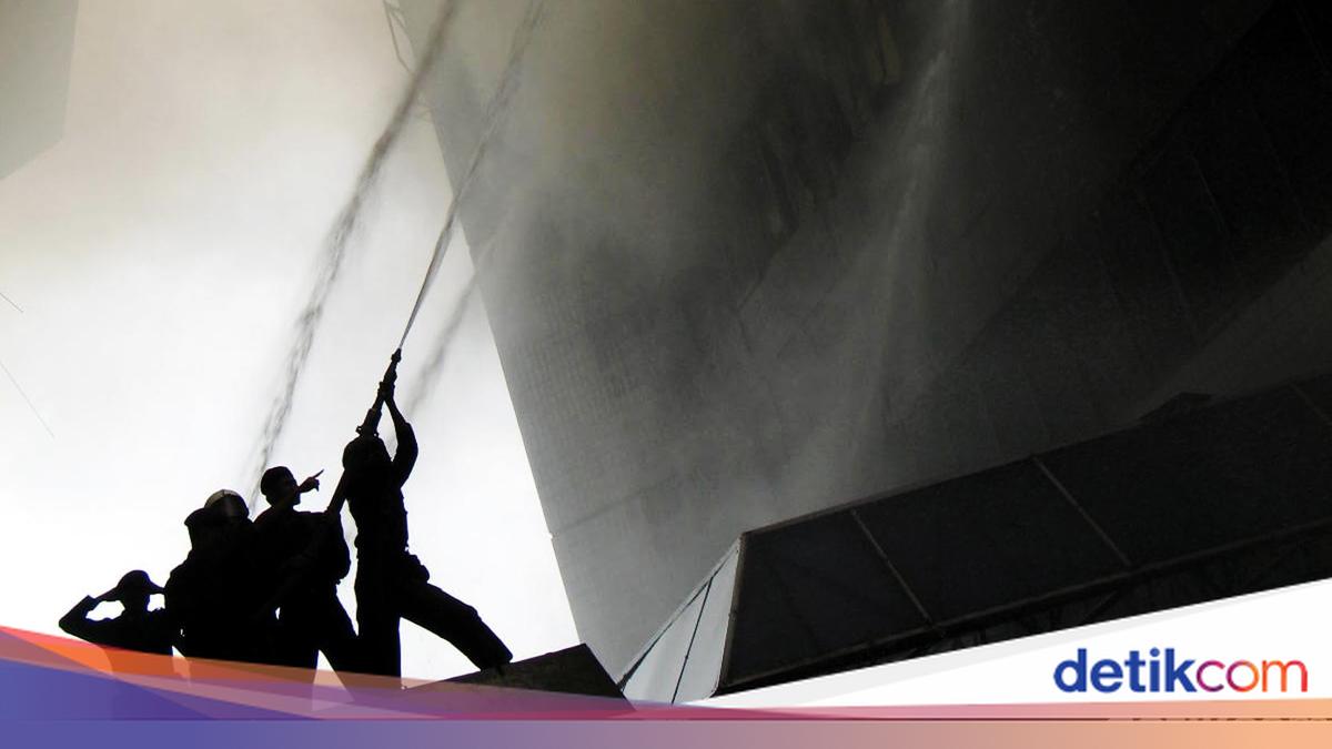 ---
Kebakaran Melanda Gedung Djakarta Theater di Jakarta Pusat

---