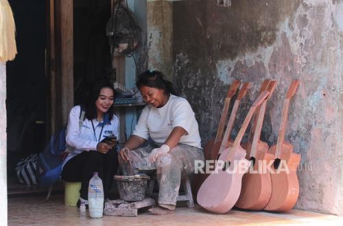 Gitar Buatan Tangan: Jalan Baru Rini untuk Membangkitkan Ekonomi Keluarga