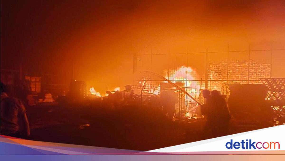 ---
Kebakaran Melanda Gudang di Cakung, Jakarta Timur

---