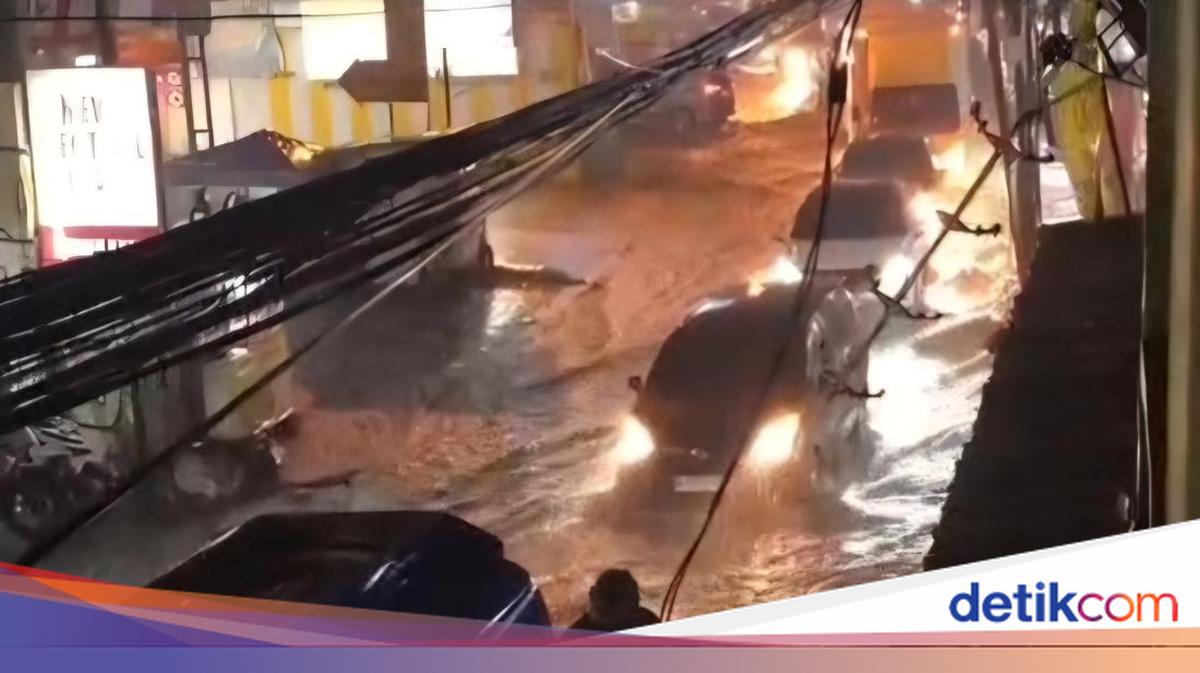 ---
Banjir Melanda Jalan Raya Kapten Yusuf Bogor Setelah Hujan Deras

---