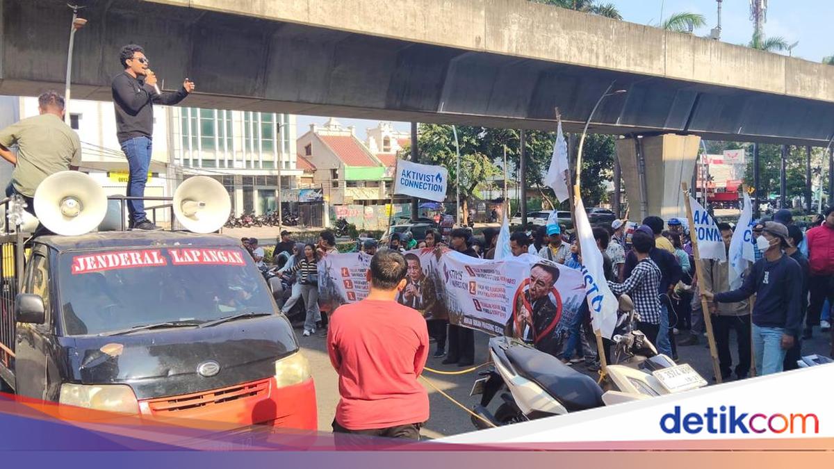 Massa Menggelar Aksi Protes di Kantor Hotman Paris di Kelapa Gading