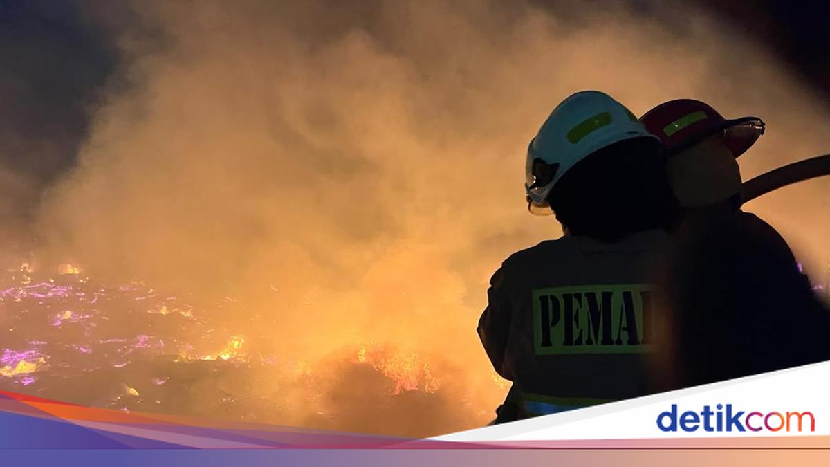 ---
Kebakaran Melanda Pluit, Jakarta Utara, 60 Rumah Terbakar

---