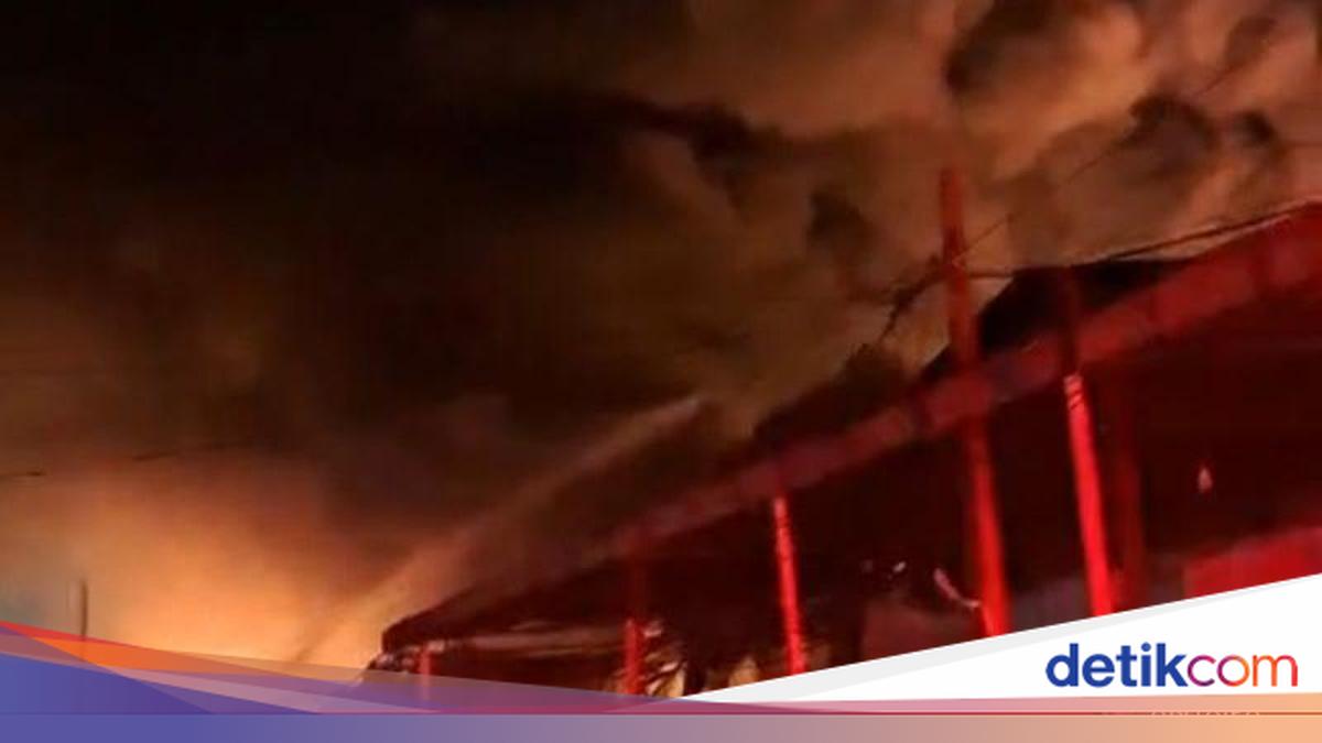---
Kebakaran Menghancurkan Gudang Paket di Jakarta Barat, Warga Dengar Ledakan

---