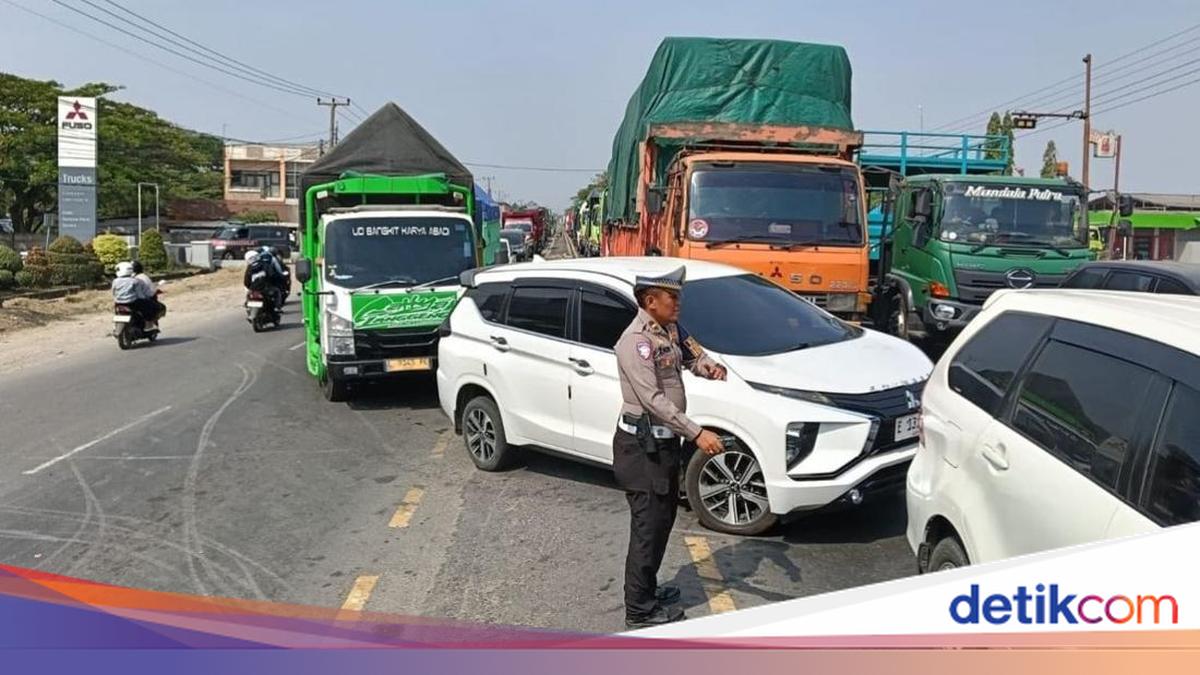 Polisi melakukan rekayasa lalin di TKP kecelakaan beruntun di Indramayu (Foto: Istimewa)