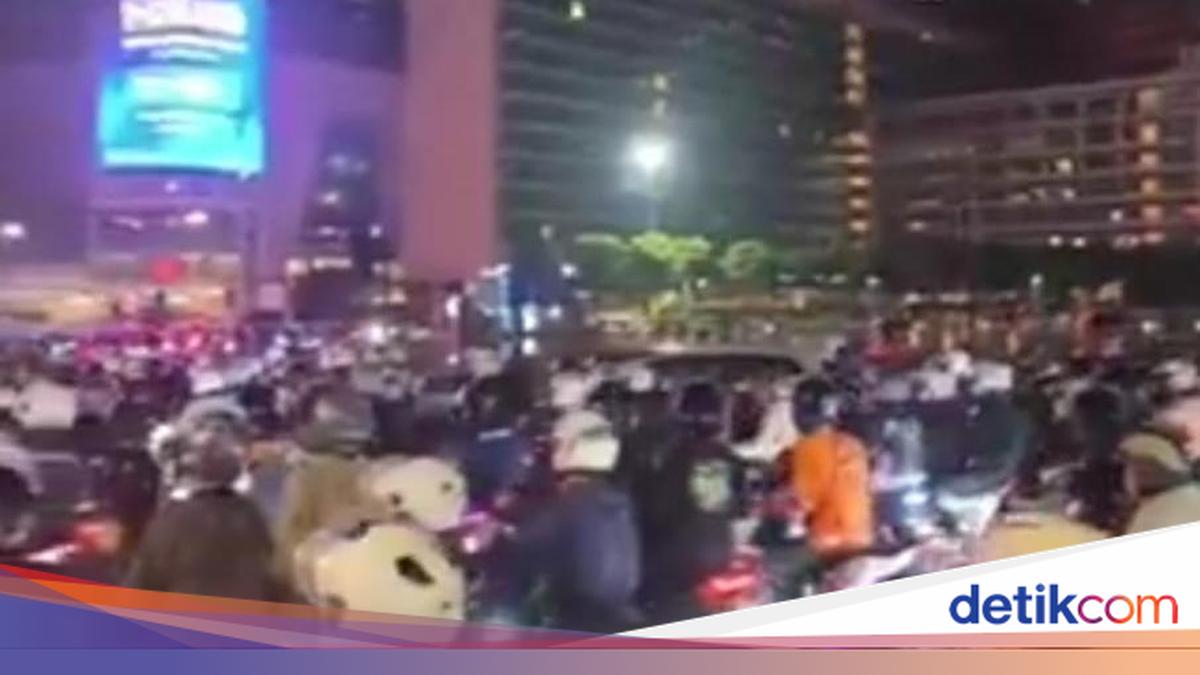 Kerumunan Pengendara Motor di Bundaran HI, Lalu Lintas Tersendat