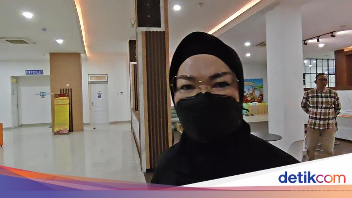 ---
Bupati Sukoharjo Etik Suryani Dibawa KPK ke Jakarta Usai Tertangkap OTT

---