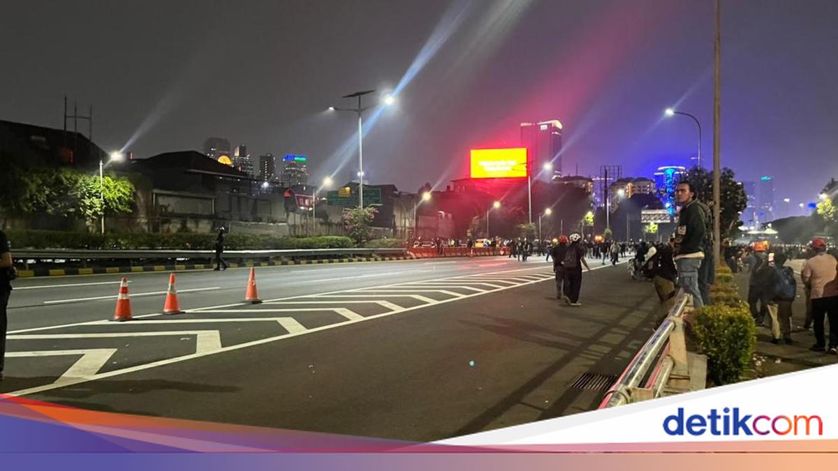 ---
Pengalihan Lalu Lintas di Tol Dalam Kota, Beberapa Gerbang Ditutup Sementara

---