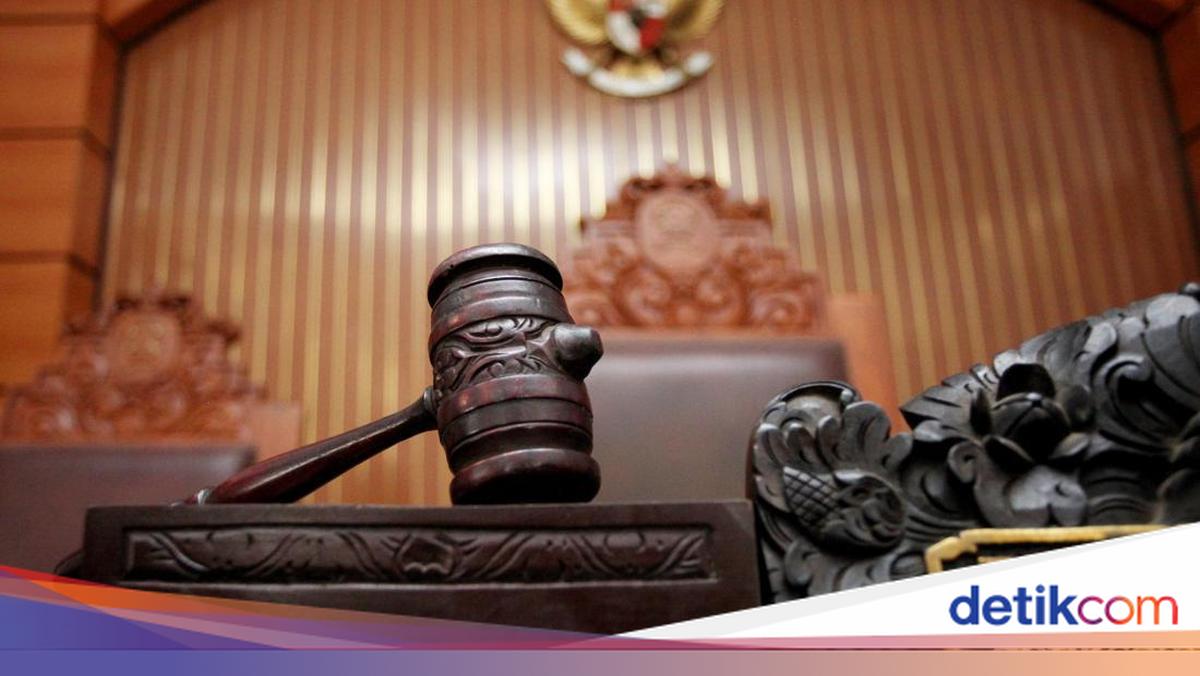 ---
Mahkamah Agung Ubah Vonis Bos Hotel Aruss Semarang Menjadi Dua Tahun Penjara

---