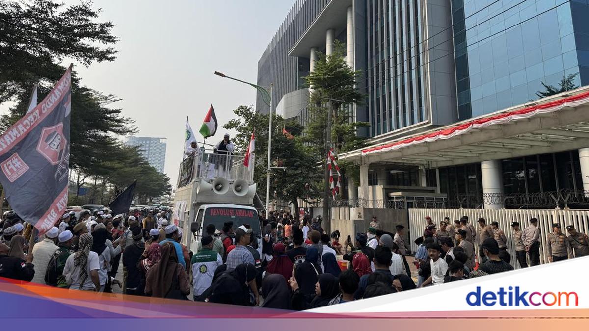 Aksi Unjuk Rasa di Depan OT Building Terkait Tantangan Hafalan Al-Qur'an untuk Miras