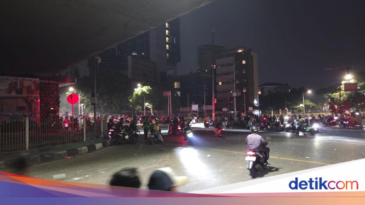 ---
Keramaian Massa di Flyover Slipi Jakarta Dini Hari Ini

---