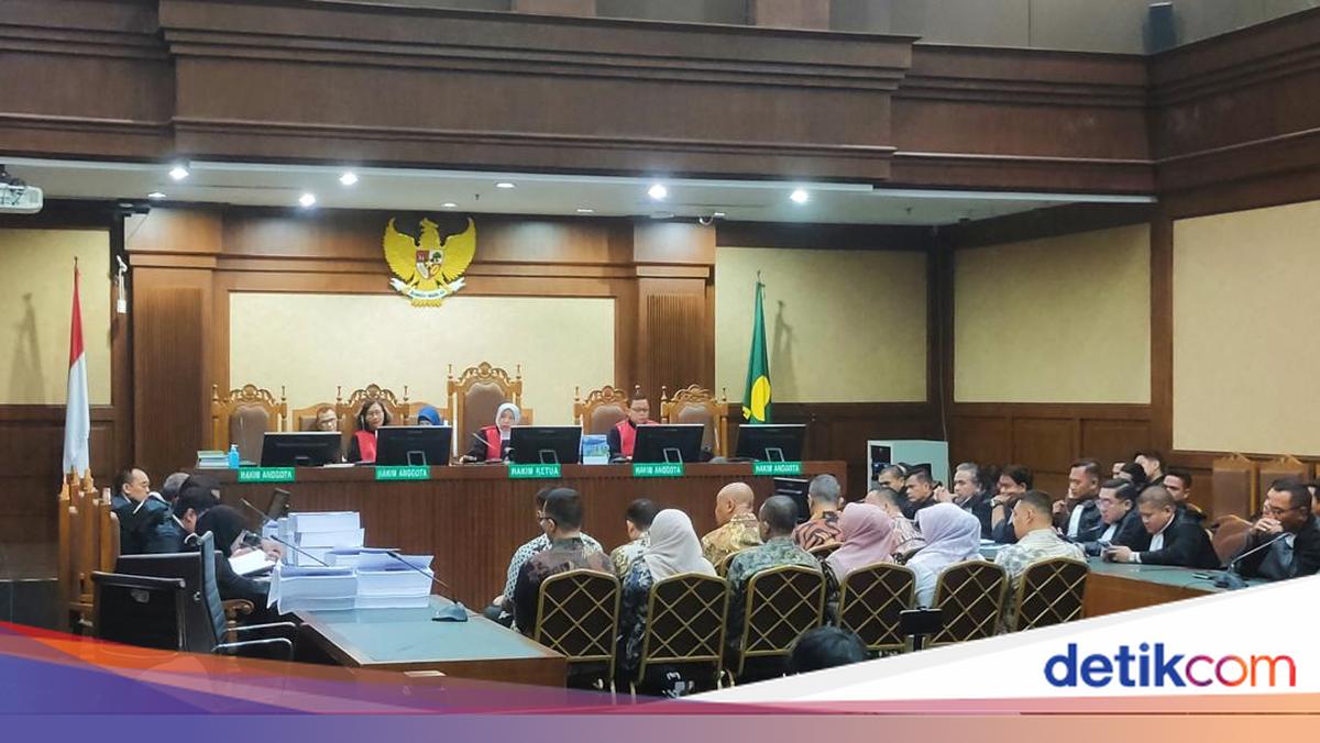 ---
Miki Mahfud, Terdakwa Pemerasan Sertifikasi K3, Dikenakan Tuntutan 3 Tahun Penjara

---
