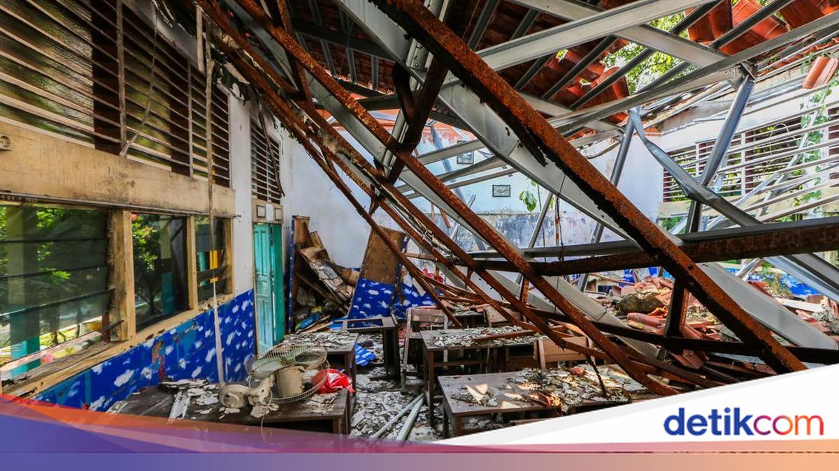 Kondisi Memprihatinkan, Atap Tiga Ruang Kelas SDN Kebayoran Lama Selatan 09 Ambruk