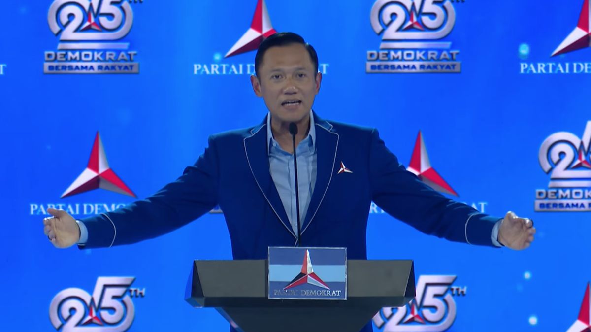 Presiden Prabowo Subianto bersama Ketua Umum Partai Demokrat Agus Harimurti Yudhoyono (AHY) secara simbolik menyalakan 'obor perjuangan'.