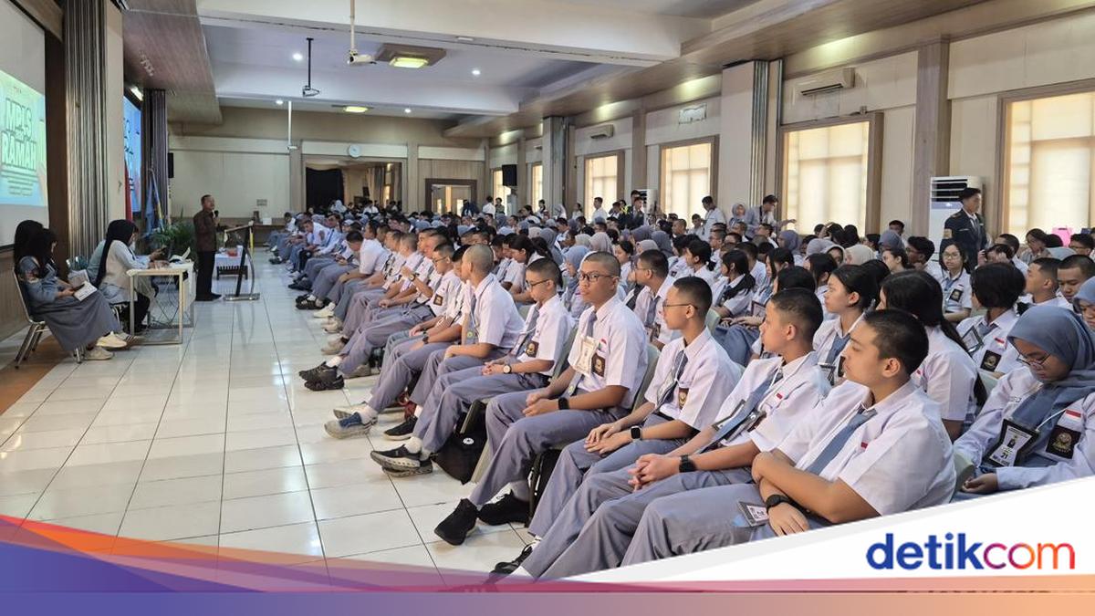 SMA Labschool Kebayoran Hadirkan Barber untuk Rapikan Rambut Siswa Baru