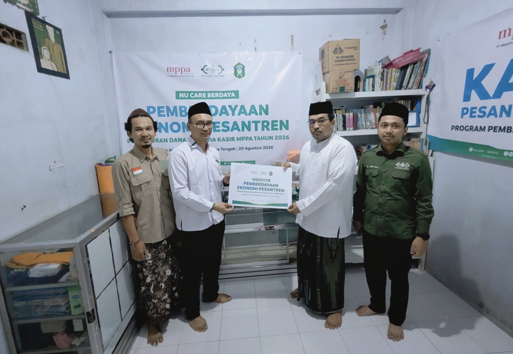 Pemberian Beasiswa dan Modal Usaha untuk Santri di Rembang
