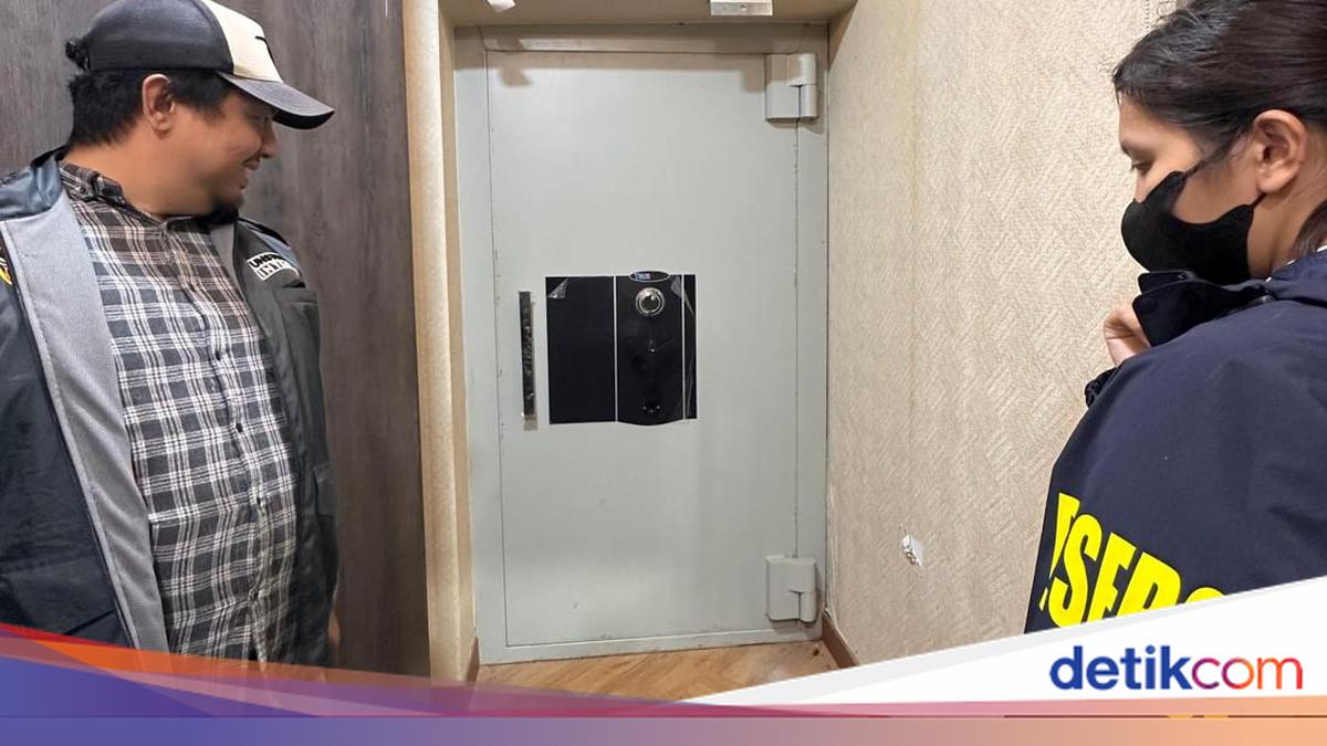 ---
Brankas Tersembunyi Ditemukan di Kafe de'Clan Saat Penggeledahan Polisi

---