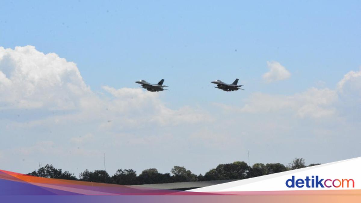 Aktivitas TNI AU dengan Tiga Pesawat Tempur F-16 di Jakarta Pagi Ini