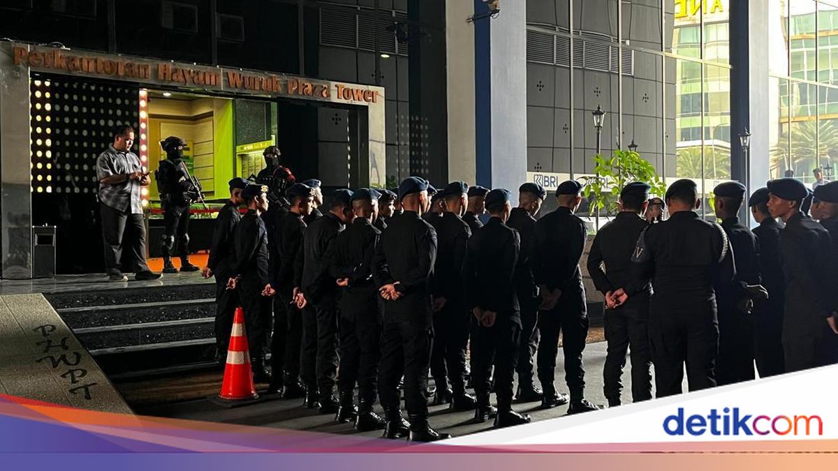 ---
Polisi Amankan Ratusan Warga Negara Asing Terkait Judi Online di Hayam Wuruk

---