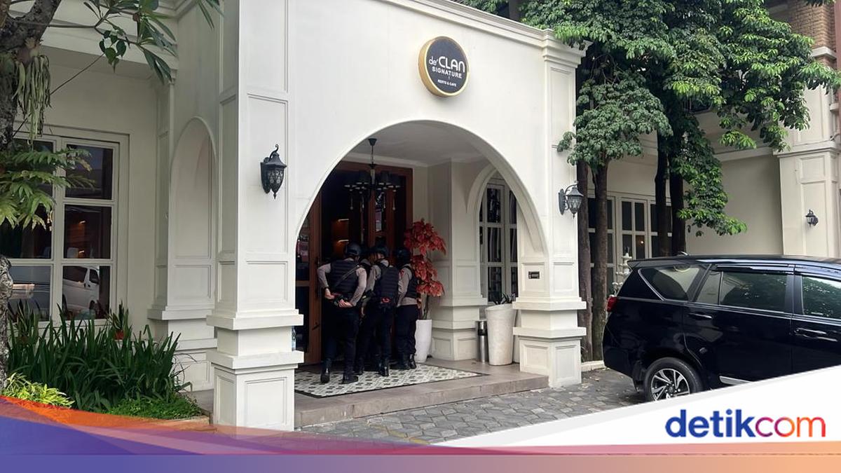 ---
Polisi Lakukan Penggeledahan di Kafe dan Money Changer Cipete, Jakarta Selatan

---