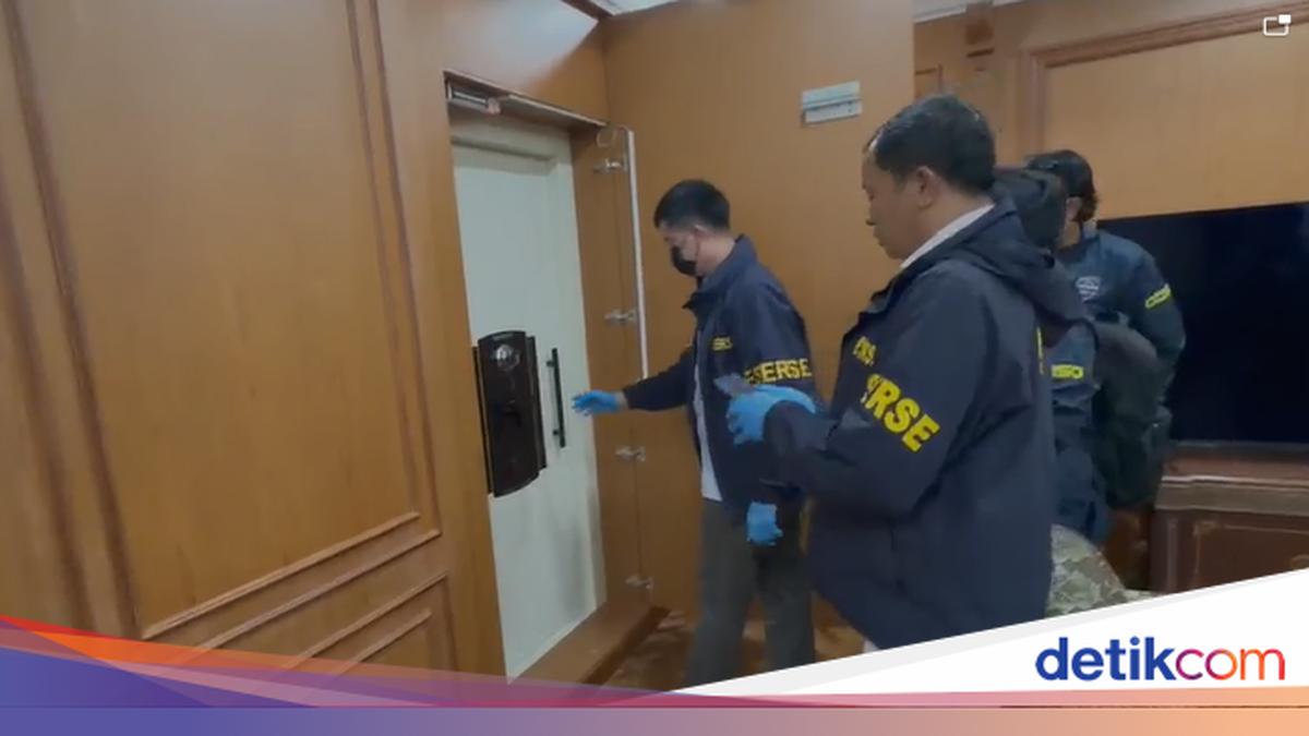 Polisi Geledah Rumah di Bogor, Temukan Emas dan Dokumen Penting