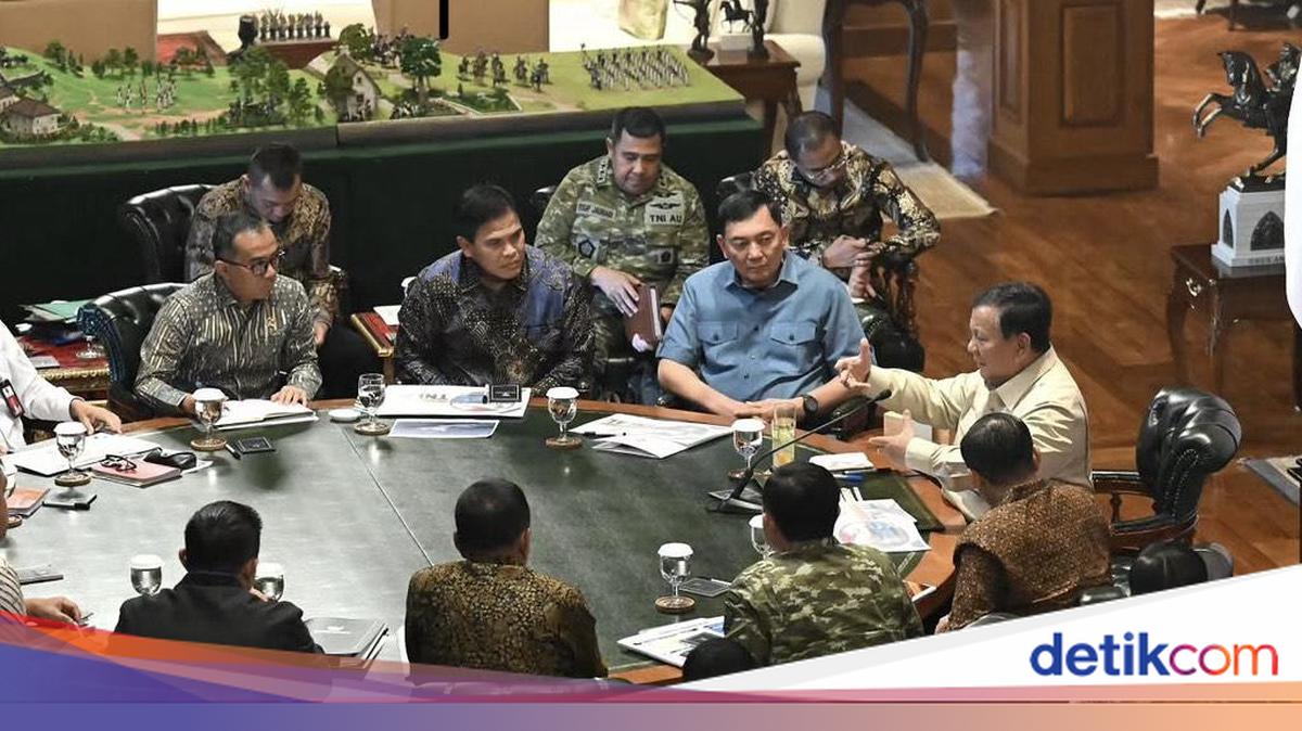 ---
Prabowo Memimpin Rapat Strategis dengan Panglima TNI dan Pejabat Terkait Penanganan Karhutla dan Rekrutmen Suku Dayak

---