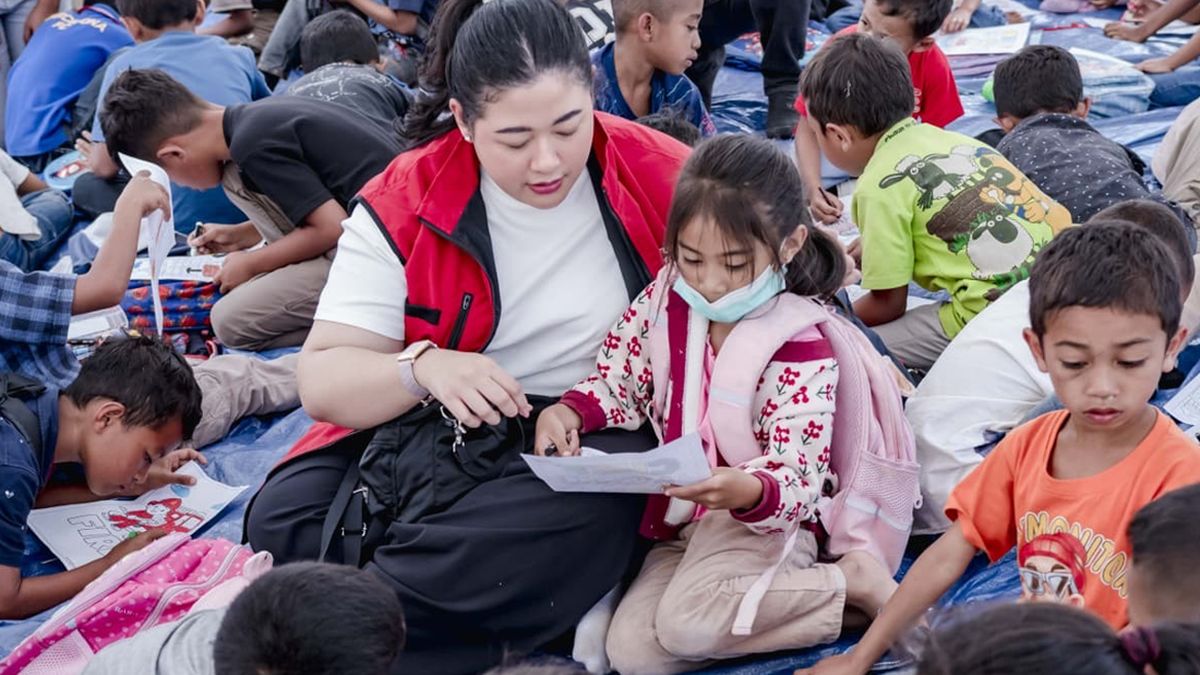 Pinka Haprani Berikan Dukungan Emosional kepada Anak-anak Korban Gempa NTT
