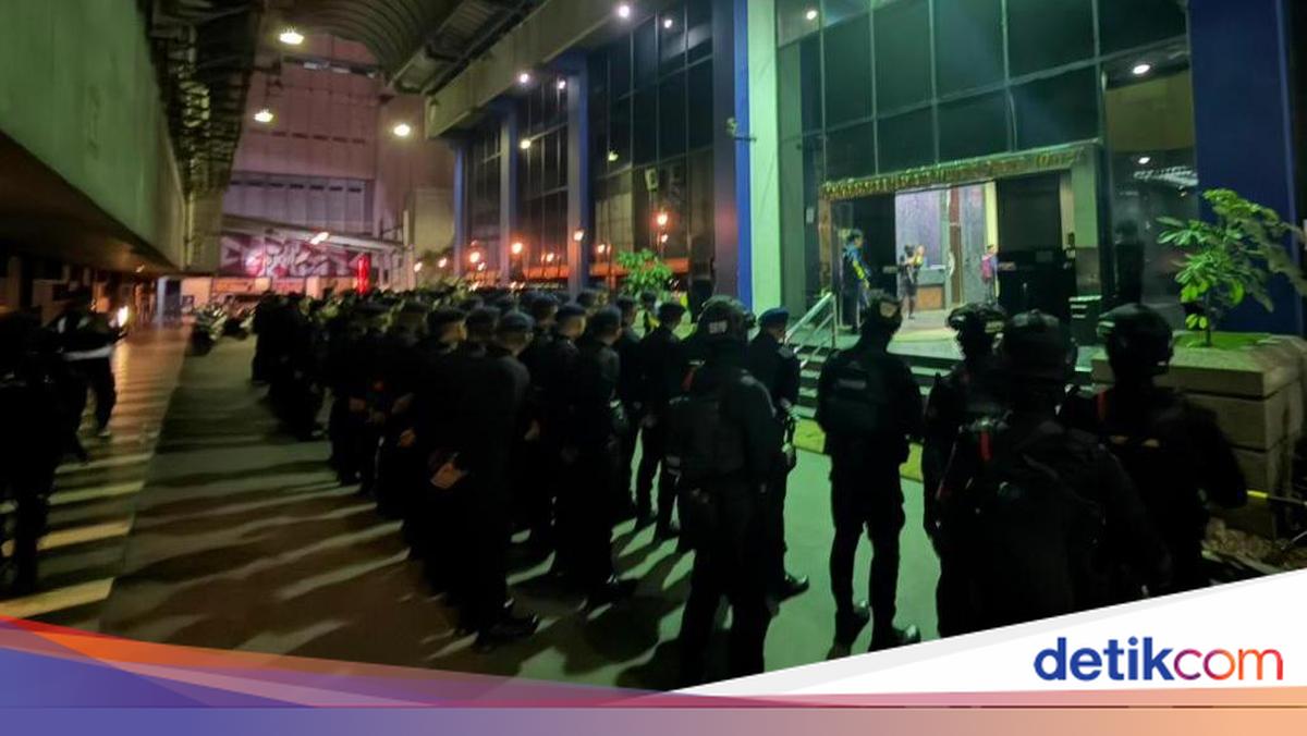 ---
Penjagaan Ketat oleh Brimob di Hayam Wuruk, Jakarta: Apa yang Terjadi?

---