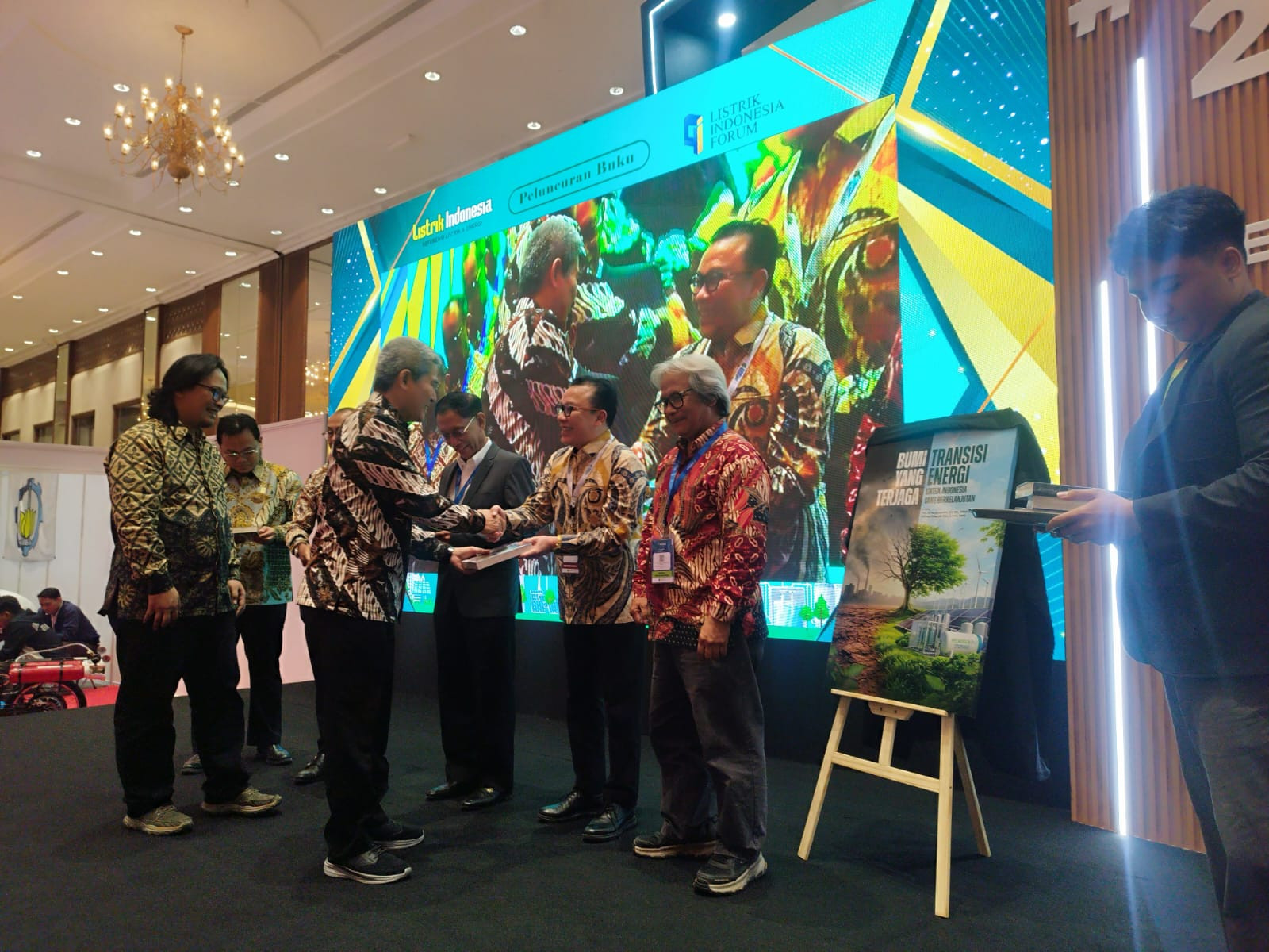Peluncuran Buku tentang Transisi Energi oleh Rektor ITPLN, Dorong Kesadaran Lingkungan