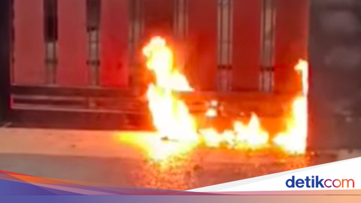 ---
Rumah Pengacara di Jakarta Timur Diserang dengan Bom Molotov

---