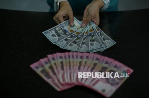 Rupiah Tertekan di Level Rp 18.090 per Dolar AS, IHSG Menguat di Awal Perdagangan