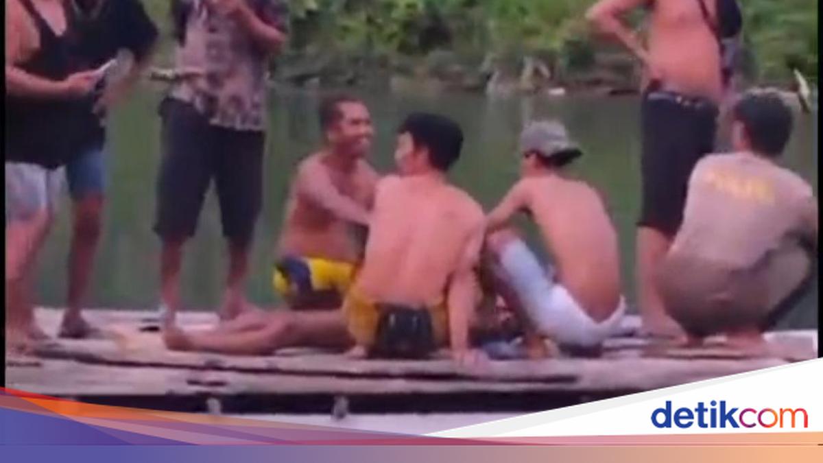 ---
Siswa SMP Ditemukan Tewas Setelah Diterkam Buaya di Sungai Mamuju Tengah

---