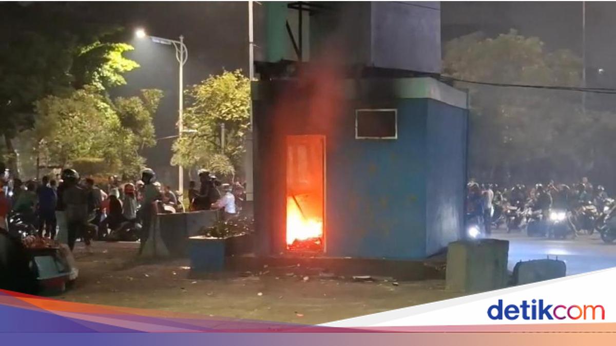 ---
Kekacauan di Slipi Jakarta: Pos Polisi Terbakar Malam Ini

---