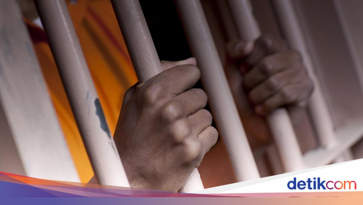 ---
Sopir Taksi Online Ditangkap Usai Diduga Cabuli Penumpang di Jakarta Barat

---