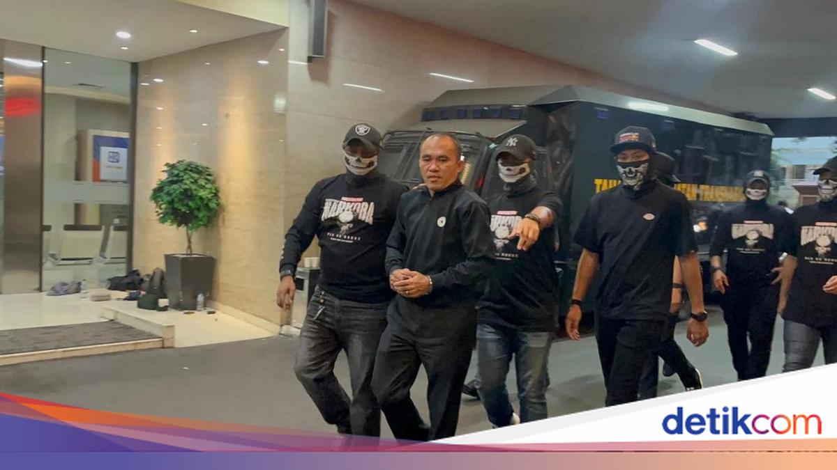 ---
Eks Kasat Narkoba Polres Kutai Barat Tiba di Bareskrim dengan Tangan Diborgol

---