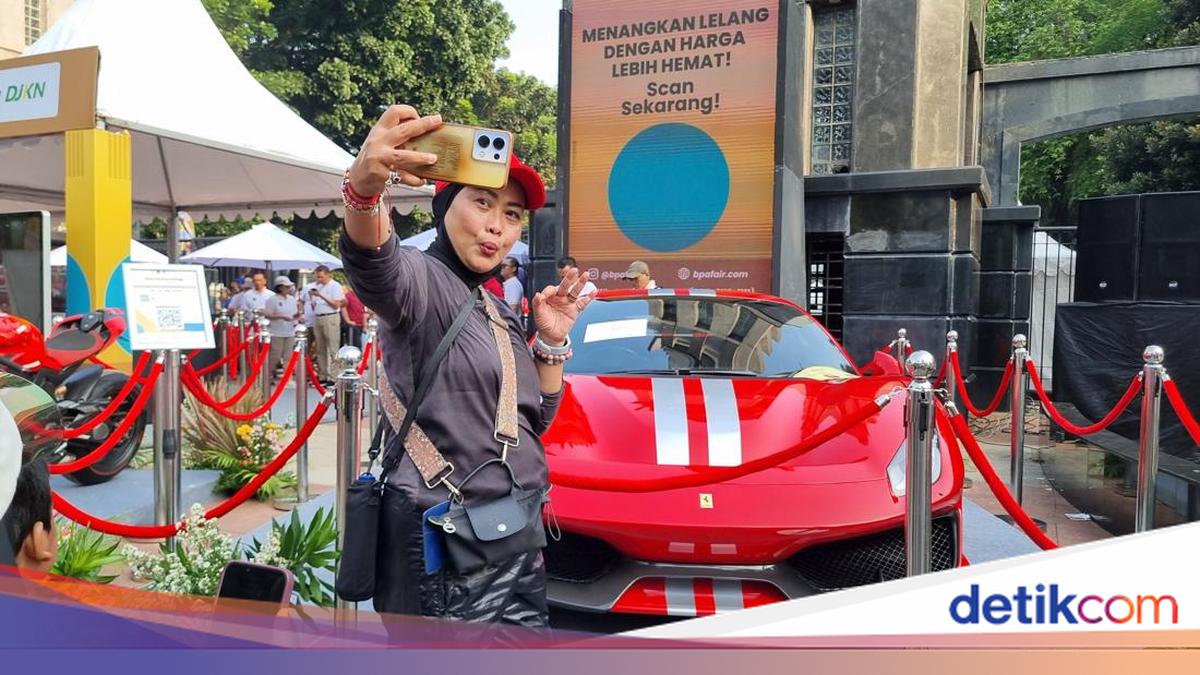 Pameran Barang Mewah Rampasan Kejagung Menarik Perhatian Warga di CFD
