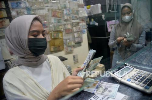 Tiga Bank Singapura Catatkan Nilai Tukar Rupiah Dekat Rp 17.700 per Dolar AS