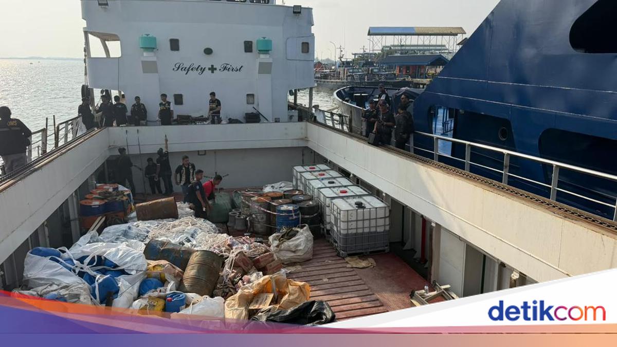 ---
BNN Sita 2,6 Ton Narkotika Cair dari Kapal MV Ocean Porter

---