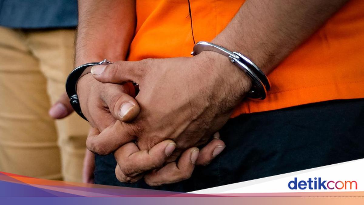 ---
Kakek Bejat di Bogor Perkosa Remaja Hingga Hamil dengan Modus Pijat

---