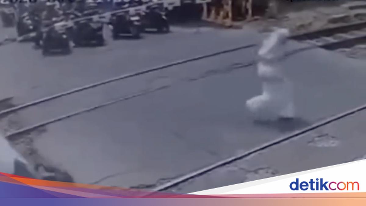 ---
Kecelakaan Kereta di Jakarta Barat: Wanita Tertabrak Saat Menyeberang

---